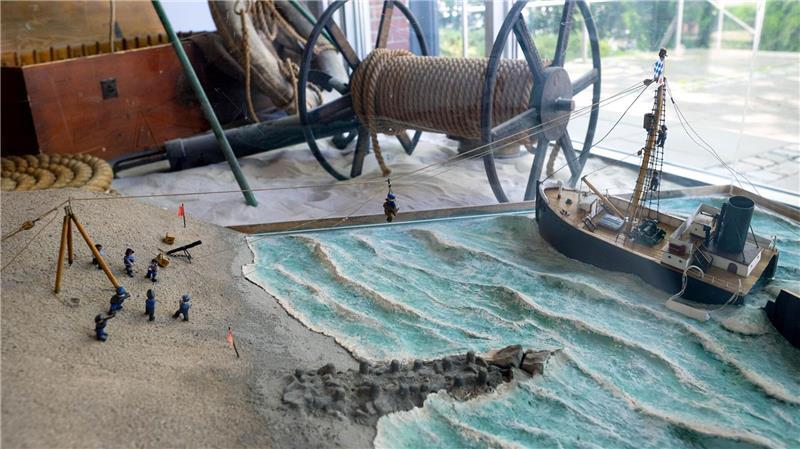 Ein Modell in der Zentrale der Deutschen Gesellschaft zur Rettung Schiffbrüchiger (DGzRS) zeigt, wie in der Vergangenheit Rettungseinsätze von Land aus durchgeführt wurden.