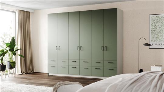 Ein Möbelstück, wie dieser Schlafzimmerschrank, kann durch den Austausch der Fronten optisch stark aufgewertet werden.