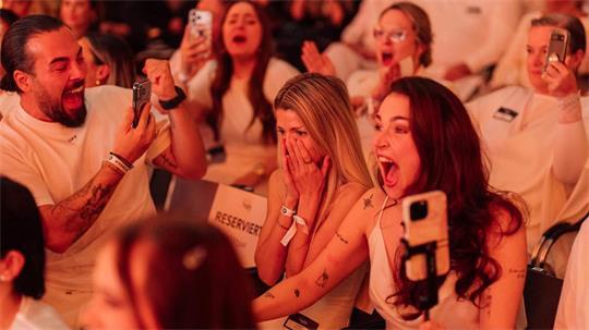 Ein Moment, den viele mit dem Smartphone festhalten wollen: Tierschützerin Hande de Palma (Mitte) gewinnt den Petfluencer Award für ihr Engagement.