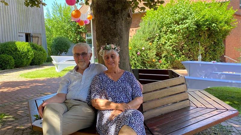 Spontan-Hochzeit: Die schönsten Bilder der Trauungen im Landkreis Stade Ein Moment der Ruhe im Baumschatten vor der St.-Nikolai-Kirche in Borstel.