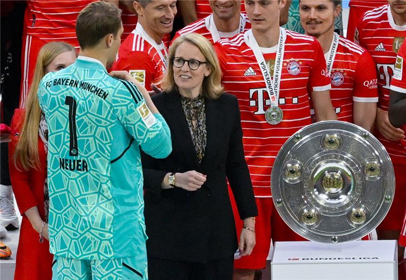 Ein Motiv fürs Stickeralbum: DFL-Geschäftsführerin Donata Hopfen überreicht dem FC Bayern die Meisterschale. Foto: dpa-Bildfunk