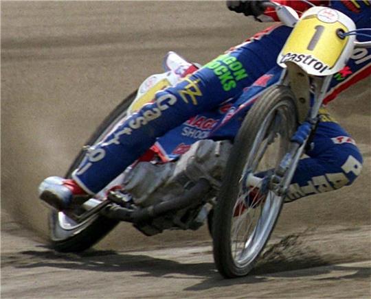 Ein Motorrad auf einer Sandbahn, wie sie auch in Mulmshorn befahren wird. (Symbolbild) Foto: picture-alliance / dpa