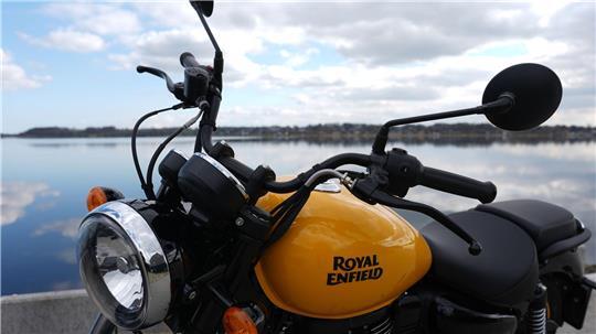 Ein Motorrad der Marke Royal Enfield steht am Ufer der Schlei in Schleswig-Holstein. (Archivbild) 