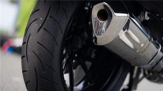 Der Auspuff eines Motorrads. 