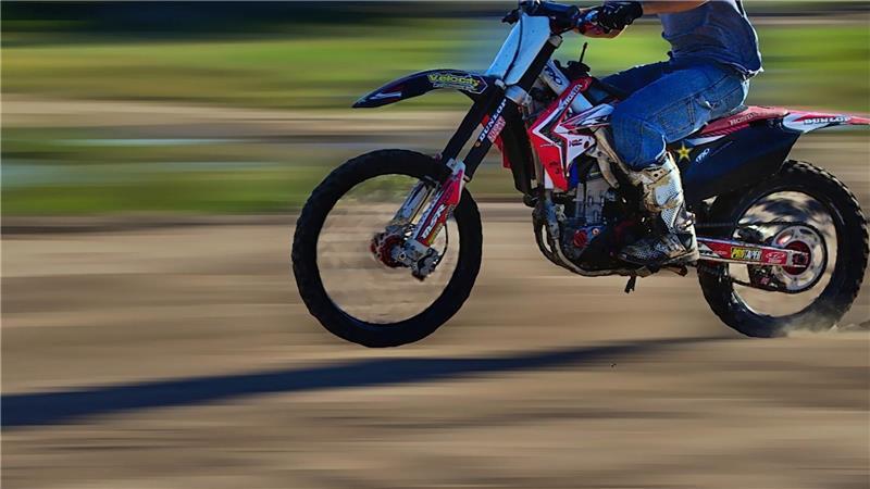 Ein Motorradfahrer in Stade hat sich verletzt, nachdem ihm ein Autofahrer die Vorfahrt genommen hatte (Symbolbild).