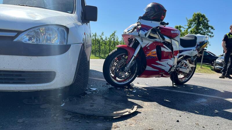 Ein Motorradfahrer ist bei einem Unfall im Alten Land schwer verletzt worden