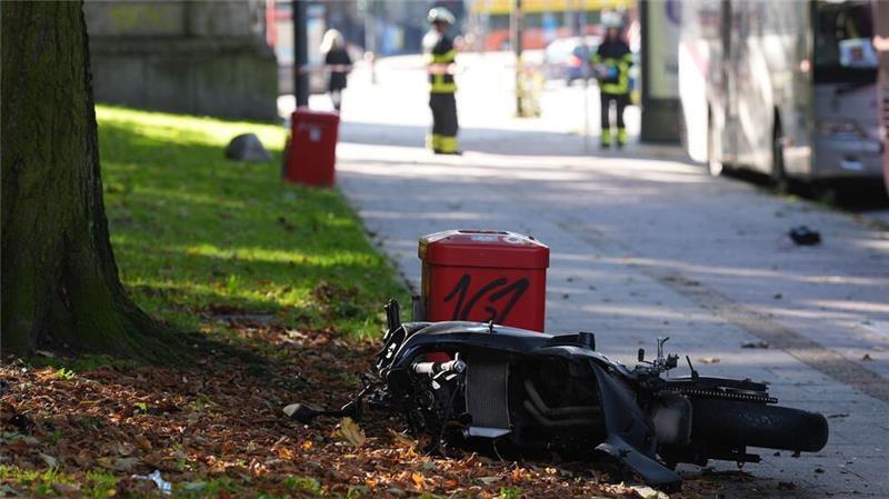 Ein Motorradfahrer ist mit einem Autofahrer zusammengestoßen. Ein Notarzt musste den verletzten Motorradfahrer versorgen. (Archivbild)