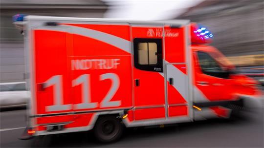 Ein Motorradfahrer kommt nach einem Unfall mit Überschlag schwer verletzt in ein Krankenhaus. (Symbolbild)