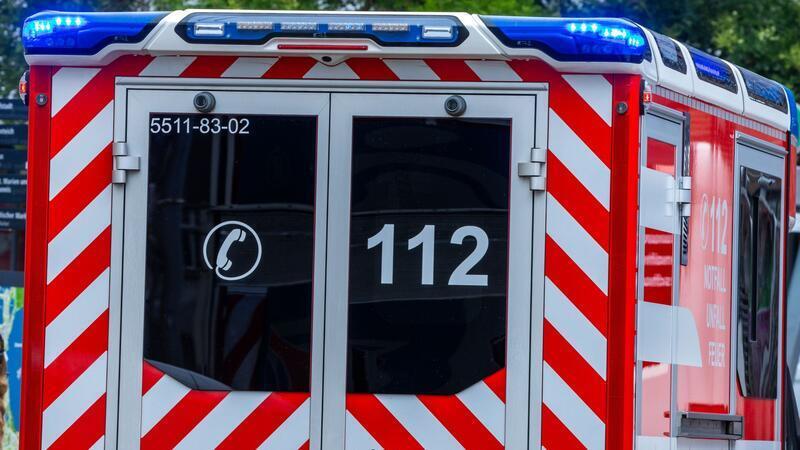 Ein Motorradfahrer stirbt bei Braunschweig nach einem missglückten Überholmanöver. (Symbolbild)