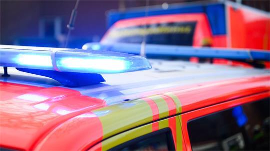 Ein Motorradfahrer stirbt bei einem alleinbeteiligten Unfall. (Symbolbild)