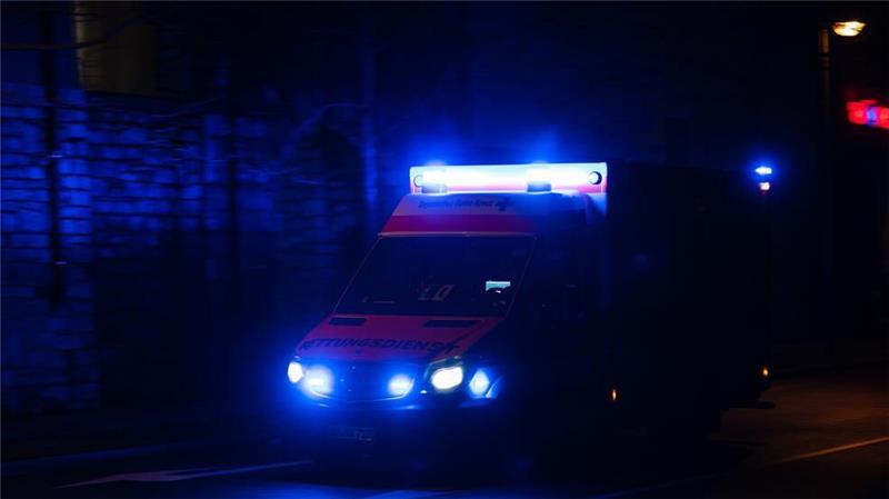Betonmischer prallt gegen Baum – Fahrer in Lebensgefahr Ein Motorradfahrer stürzt und wird von einem Auto überfahren - der 48-Jährige stirbt noch an der Unfallstelle. (Symbolbild)
