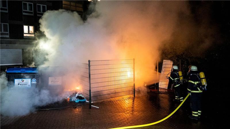 Ein Müllcontainer brennt. 