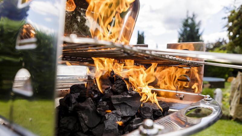 Ein Münchener hat sich durch den Grillgeruch so gestört gefühlt, dass er gegen seinen Nachbarn vor Gericht gezogen ist.