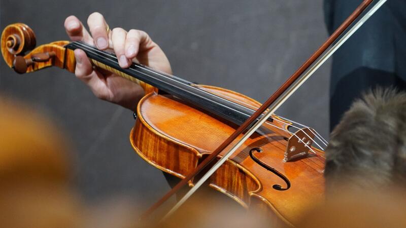 Ein Musiker der Symphoniker Hamburg probt die Beethoven-Symphonie Nr. 3 während einer Generalprobe im Großen Saal in der Laeiszhalle.