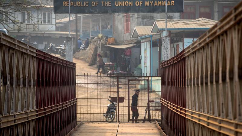 Heftige Kämpfe: Schwere Verluste für Myanmars Militär Ein Myanmarese blickt an der Grenze zwischen Indien und Myanmar in Richtung der indischen Seite.