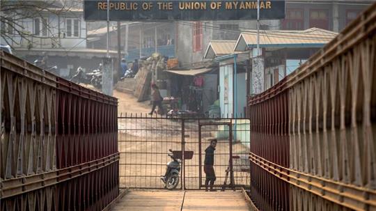 Ein Myanmarese blickt an der Grenze zwischen Indien und Myanmar in Richtung der indischen Seite.
