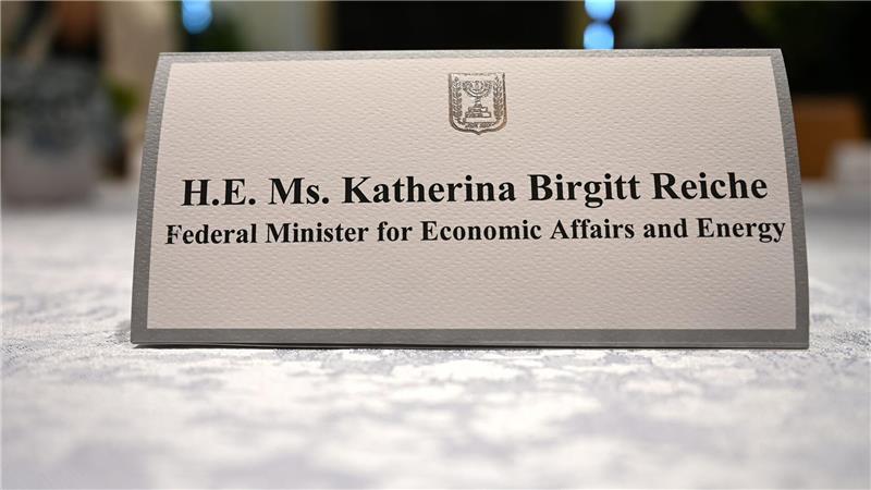 Hightech-Land Israel: Reiche sieht Potenzial für Kooperation Ein Namensschild kündigt Wirtschaftsministerin Reiche in Israel an
