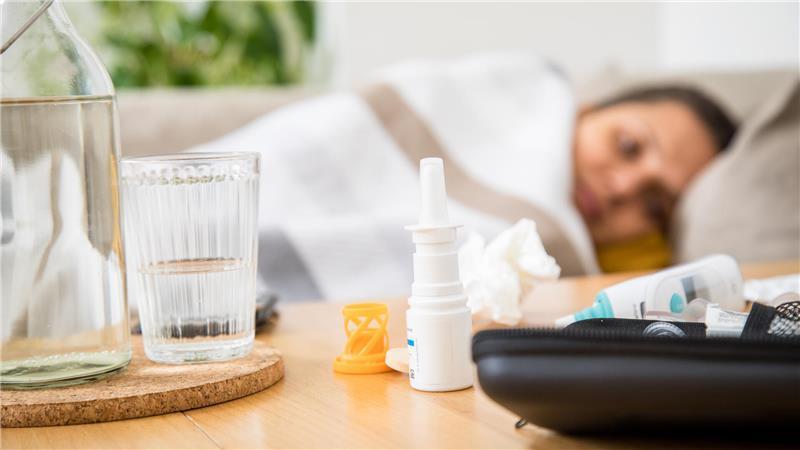 Ein Nasenspray pro Person und Erkältung: Man sollte es nicht teilen oder beim nächsten Mal wieder verwenden.