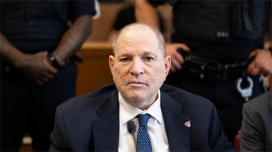 Ein New Yorker Gericht hat im neu aufgerollten Prozess gegen Harvey Weinstein das Strafmaß verkündet. (Archiv) 