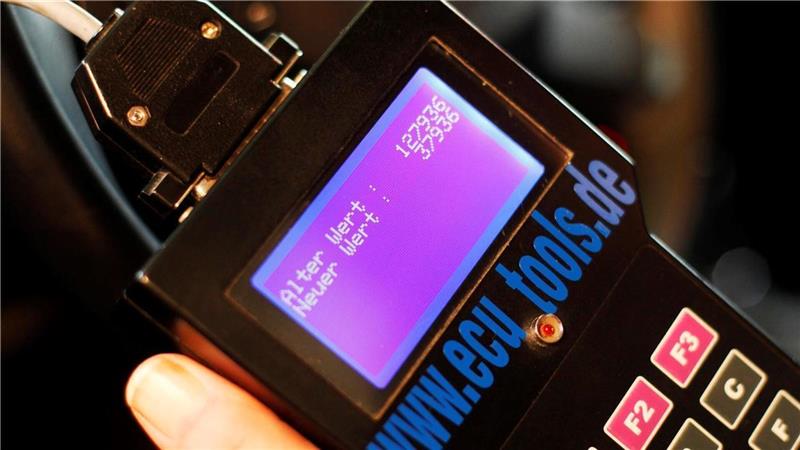 Tachostand manipuliert: So betrog ein Gebrauchtwagenhändler seine Kunden Ein Nordenhamer hat bei Gebrauchtwagen die Höhe der gefahrenen Kilometer geändert, um sie zu einem Preis verkaufen zu können, den sie laut Pressestelle der Staatsanwaltschaft Oldenburg „objektiv nicht wert waren“. Das Beispielfoto zeigt ein Gerät, mit dem ein Tachostand manipuliert werden kann. Foto: ADAC/dpa
