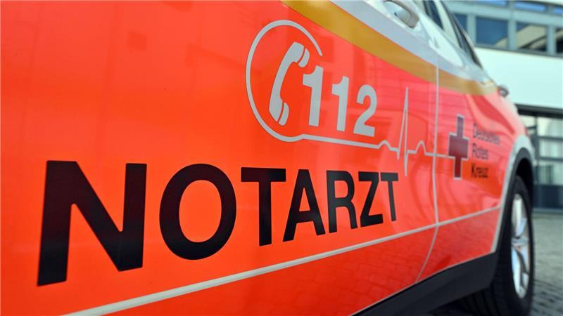 Ein Notarzfahrzeug überschlägt sich bei einem Unfall im Landkreis Wesermarsch mehrmals. (Symbolbild)