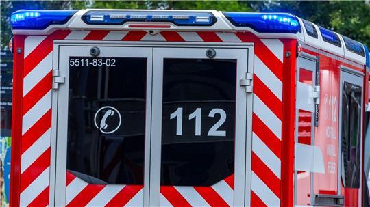 Ein Notarzt-Fahrzeug steht an einer Einsatzstelle.