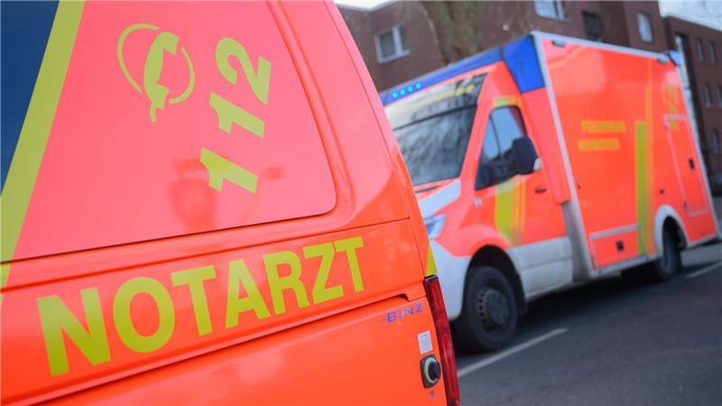 Ein Notarzt kümmerte sich an der Unfallstelle um den verletzten Mann. (Symbolbild)
