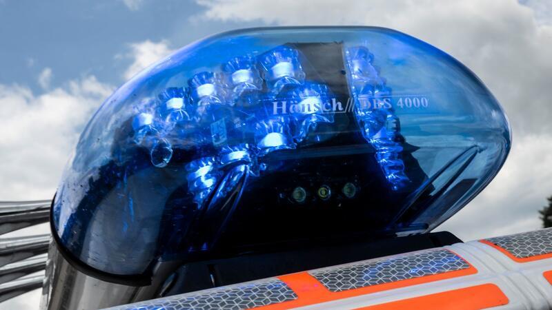 Ein Notarztwagen steht an einem Einsatzort. Ein Fahrradfahrer hat ein Schlagloch übersehen und sich dabei schwer verletzt.