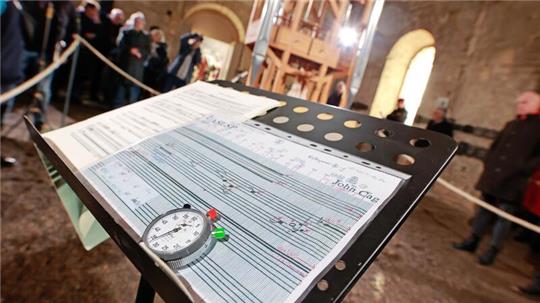 Ein Notenblatt des Musikstücks „ORGAN2/ASLSP“ von John Cage vor Beginn des Klangwechsels vor der Orgel in der Burchardi-Kirche.