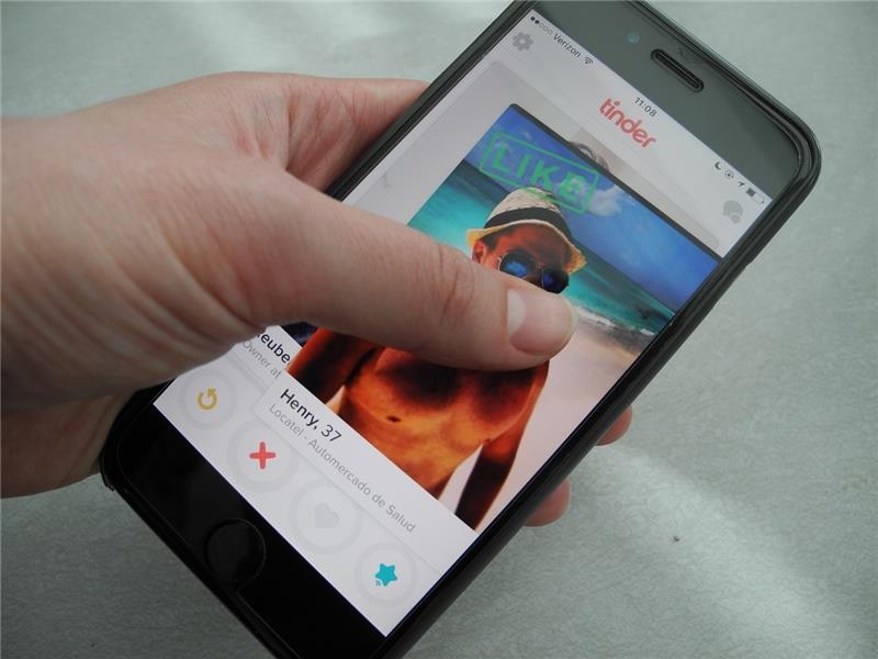 10 Jahre Tinder: Wie eine App das Dating für immer veränderte Ein Nutzer hält ein Smartphone, auf dem die App Tinder läuft, in der Hand. Die Dating-App startete am 12. September vor zehn Jahren. Foto: Johannes Schmitt-Tegge/dpa