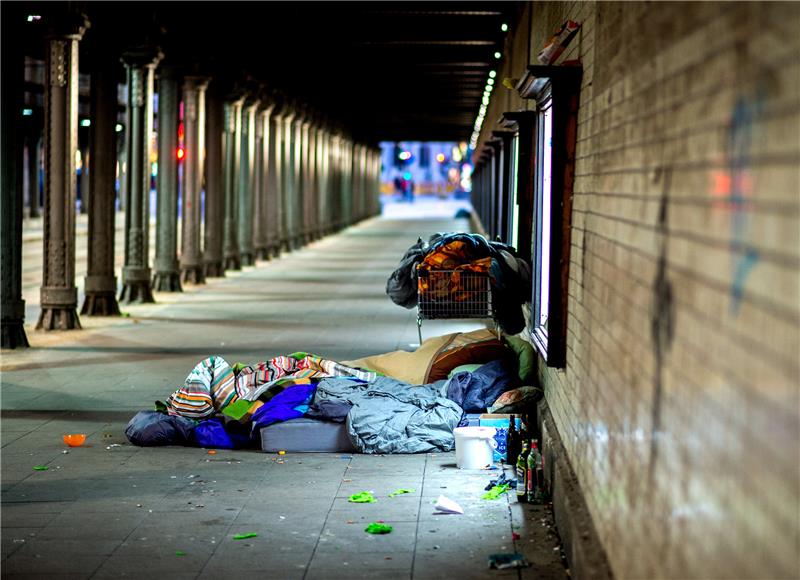 Ein Obdachloser liegt unter einer Eisenbahnunterführung.  Foto: Hauke-Christian Dittrich/dpa