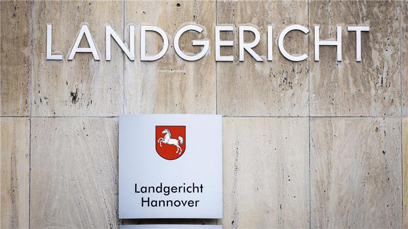 Ein Obdachloser sitzt leblos und mit Stichverletzungen auf einer Parkbank im Stadtwald - jetzt kommt der mutmaßliche Täter vor Gericht. (Symbolbild)