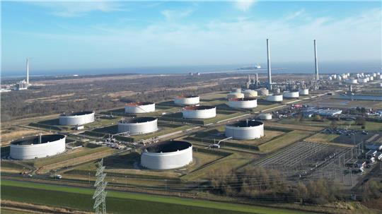 Ein Öl-Tanklager in Wilhelmshaven. Ifo-Präsident Fuest rät zu vorsichtigem Umgang mit Reserven. (Symbolbild)