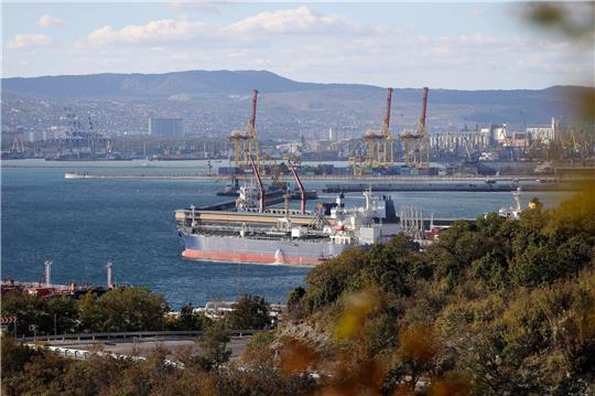 Ein Öltanker liegt im Hafen von Noworossiysk.