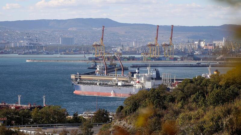 Indien wird zu Russlands größtem Ölkunden Ein Öltanker liegt in einem Hafen in Südrussland. Russland verkauft sein Öl billig vor allem an Indien. (Archivbild)