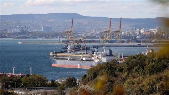 Ein Öltanker liegt in einem Hafen in Südrussland. Russland verkauft sein Öl billig vor allem an Indien. (Archivbild)