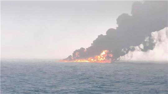 Ein Öltanker steht in der Nordsee nahe der britischen Küste in Flammen.
