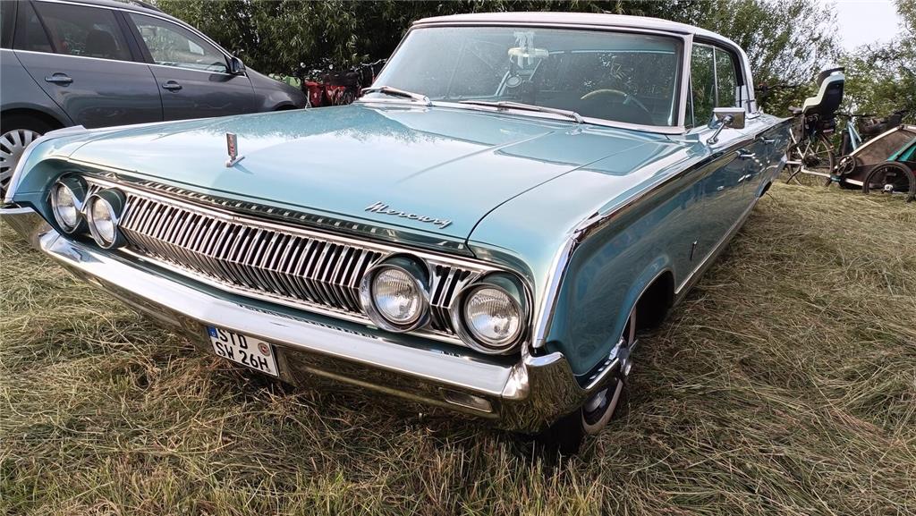 Ein Oldie zum Verlieben und Kutsche der Band: der 64er Ford Mercury.