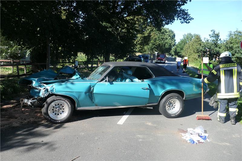 Ein Oldtimerfahrer wurde bei einem Unfall in der Wingst lebensgefährlich verletzt. Foto: Polizei