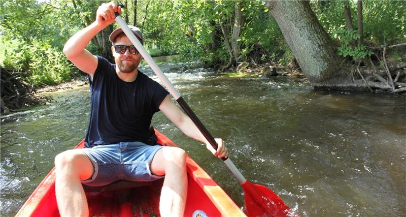 Ein Online-Redakteur an der frischen Luft : Alexander Schulz paddelt in seinem „roten Ungetüm“ über die Este.Fotos Bröhan