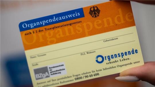Ein Organspende-Ausweis dokumentiert die Entscheidung. (Archivbild)