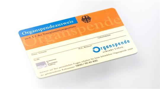 Ein Organspendeausweis. Im Laufe des Jahres soll ein Organspende-Register online gehen, in dem man seine Entscheidung hinterlegen kann.