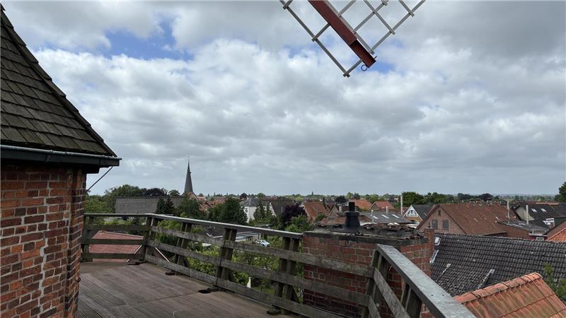 Altes Land: Wieder Spitzengastronomie in der Windmühle in Borstel? Ein Ort für Hochzeitsfotos: Blick von der Galerie auf die St.-Nikolai-Kirche und den Königsmarckschen Hof in Borstel.