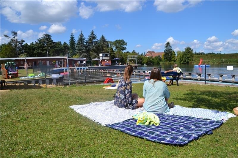 Ein Ort zum Entspannen, das Naturfreibad in Krummendeich. Foto: Helfferich