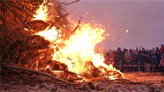 Ein Osterfeuer am Strand lockt zahlreiche Zuschauer an.