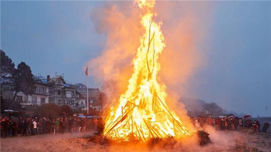 Ein Osterfeuer brennt am Elbstrand in Blankenese.