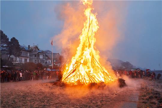 Ein Osterfeuer brennt am Elbstrand in Blankenese. Archivfoto: Georg Wendt/dpa