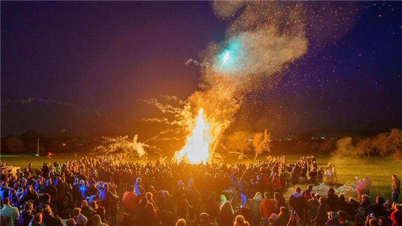 Ein Osterfeuer erhellt die Nacht. (Archivbild)