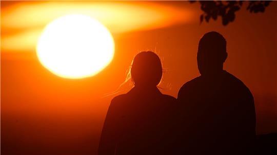 Ein Paar bei Sonnenaufgang