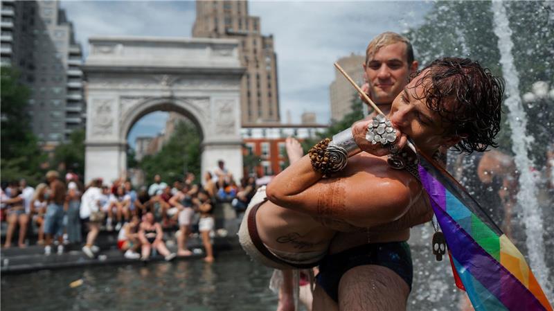 Ein Paar im Brunnen des Washington Square Park in New York nach dem NYC Pride March.